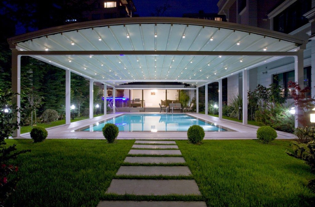 Pergola cintrée retractable au dessus d'une piscine