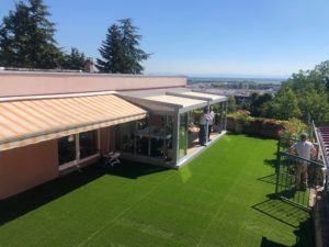 Pergola retractable avec un gazon synthétique sur les hauteurs d'obernai