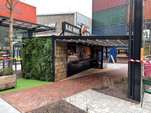 Food truck aménager entièrement avec un mur vegetaliser sur le côté et une pergola sur l'avant