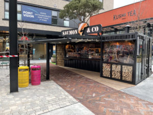 Food Truck alsace aménager en restaurant avec une enseigne du restaurant et une pergola alsace sur l'avant