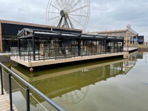 Pergola rétractable alsace sur l'eau avec un double vitrage coulissant sur l'ensemble de la pergola