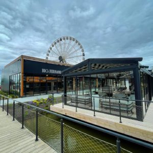 Pergola retractable alsace entièrement vitrée avec une roue sur l'arrière de la phot