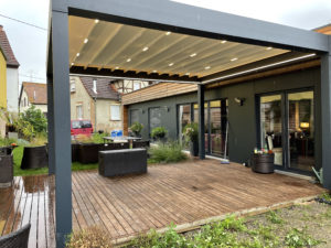 Pergola bioclimatique avec une toiture plate en toile acrylique avec des led sur toute la périphérie